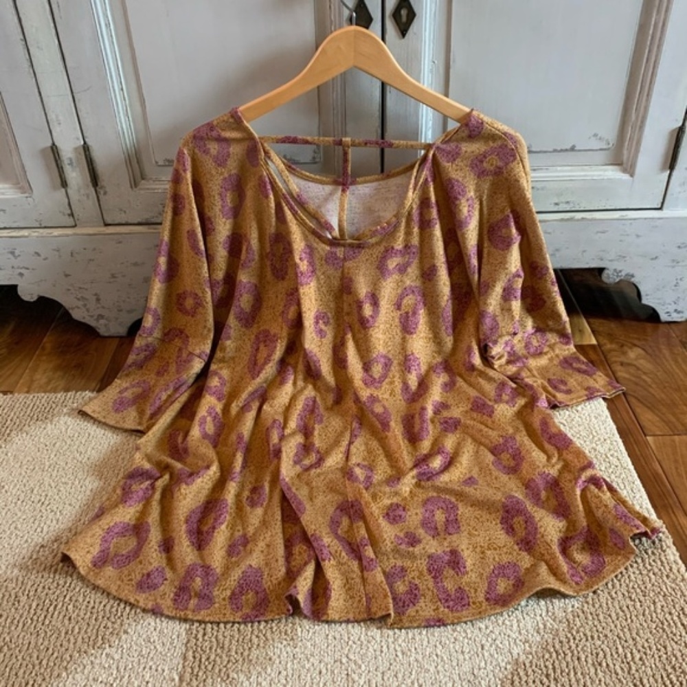 LAST ONE! 🛍 Spring Leopard Top - Picture 2 of 3